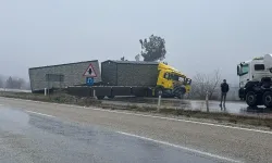 Boyabat’ta Prefabrik evler tırın üstünden kaydı