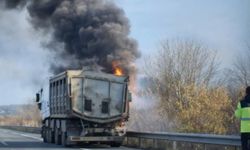 Boyabat Kara Yolunda Kamyon Yangını Korkuttu