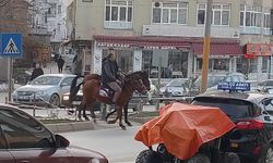 Boyabat’ta Ana Caddede Atlı Gezinti İlgi Odağı Oldu
