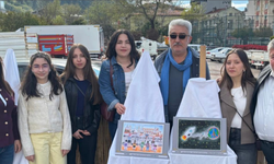 BOYABATLI ÇİZERLERDEN AYANCIK’TA KARİKATÜR ETKİNLİĞİ