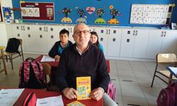 Yazar Erdoğan Car, mezun olduğu ilkokulda öğrencilerle buluştu