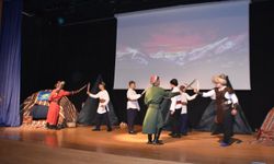 Boyabat’ta “Ergenekon Destanı” Sahnelendi: Öğrencilerden Ayakta Alkışlanan Performans