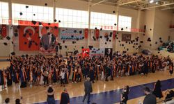 Boyabat’ta mezuniyet coşkusu : Öğrenciler kep attı