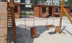 Boyabat’ta Öğretmenevi Bahçesindeki Oyun Alanı ve Konteynerlere Zarar Verildi