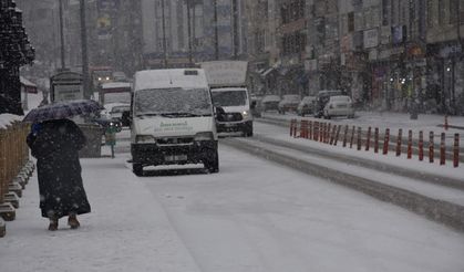 Boyabat'ta kar yağışı etkili oluyor