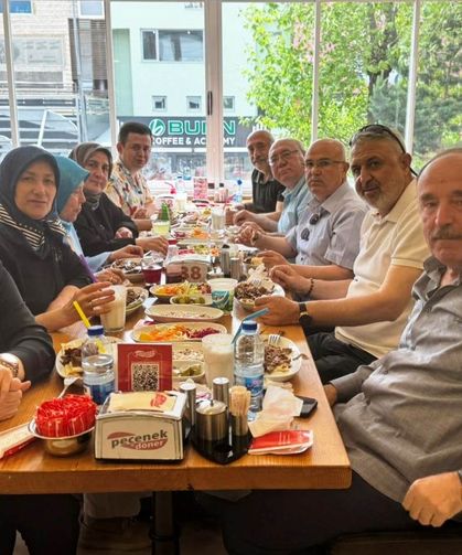 BOYABATLI 6 DOST AİLE 23 YILDIR HER AY YEMEKLİ TOPLANTIDA BULUŞUYORLAR
