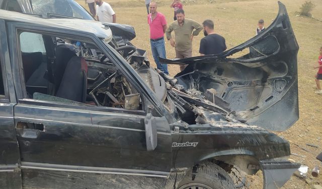 Boyabat'ta iki aracın çarpıştığı kazada 5 kişi yaralandı