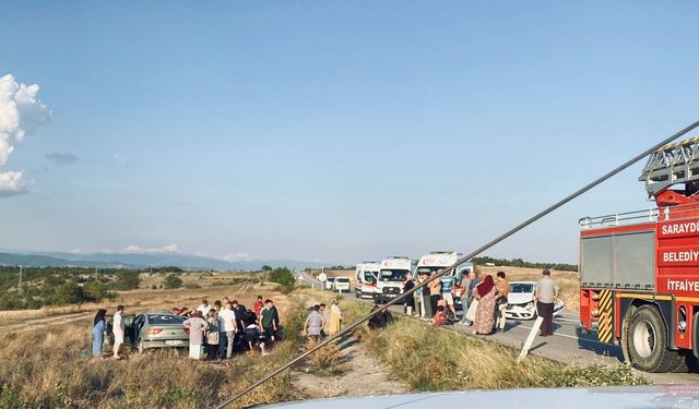 Cuma Köyü mevkiinde iki araç kafa kafaya çarpıştı  çok sayıda yaralı var !