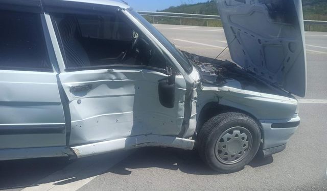Sinop yolunda bariyerlere çarpan otomobildeki 2 yolcu yaralandı