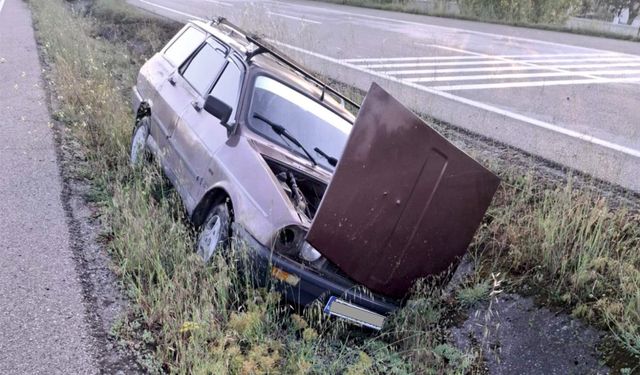 Boyabat'ta su kanalına düşen otomobilin sürücüsü yaralandı