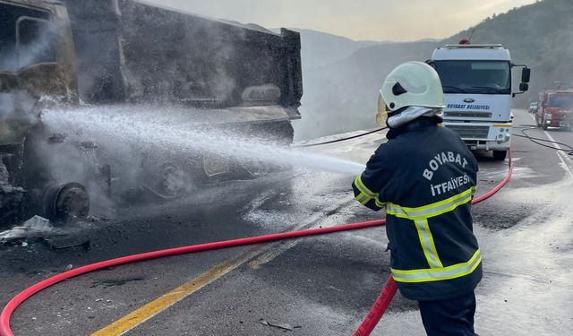 Boyabat Ayancık yolundaki kamyon alev alev yandı