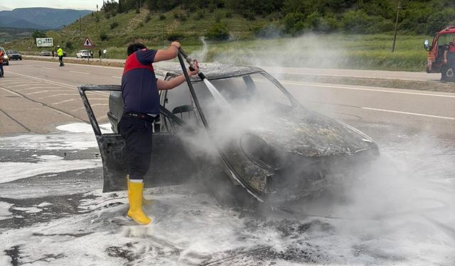 Boyabat'ta seyir halindeki otomobil yandı
