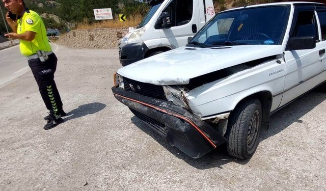 Boyabat'ta istinat duvarına çarpan otomobilin sürücüsü yaralandı