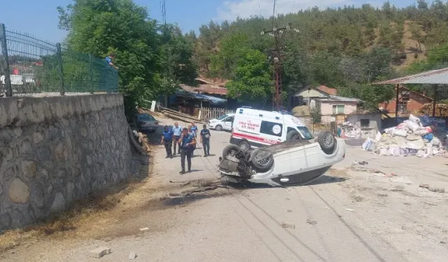 Boyabat’ta Kaza: Virajı Alamayan Otomobil Ters Döndü, 2 yaralı