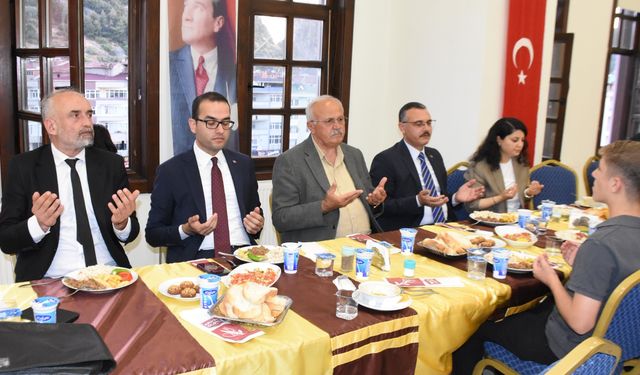 Boyabat'ta şehit aileleri ile gaziler onuruna yemek programı düzenledi