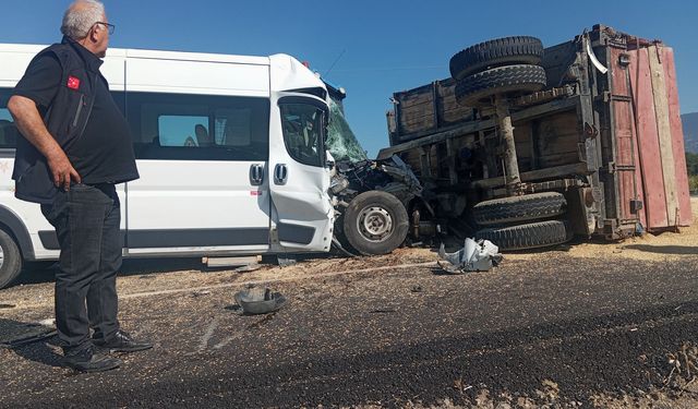 Boyabat Bektaş Köyü Mevkiinde kaza : Çeltikler Yola Saçıldı, Ulaşım Aksadı