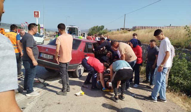 Boyabat Karacaören Mevkisinde Trafik Kazası: 3 Kişi Yaralandı
