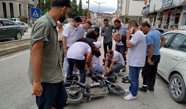 Elektrikli bisikletiyle otomobillere çarpan çocuk yaralandı