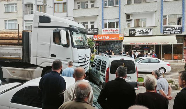 Boyabat Ana Caddede Trafik Kazası: Alternatif Yol İhtiyacı Gündeme Geldi