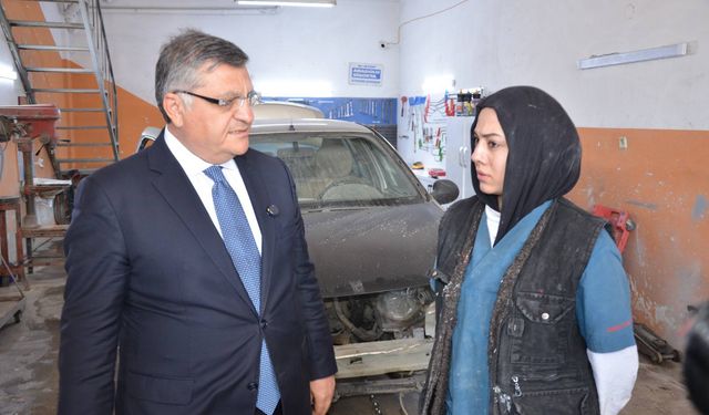 Boyabat Sanayisinde Kadın Emeği: 17 Yaşındaki Zeynep Kaporta Kalfası Oldu