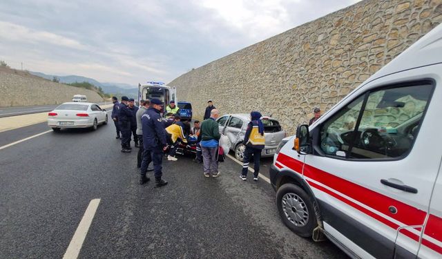 İstanbul’dan cenazeye giden aile Boyabat yolunda kaza geçirdi !
