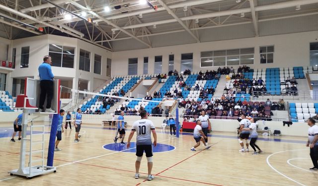 Boyabat'ta "102. Yıl Cumhuriyet Kupası Voleybol Turnuvası" düzenlendi.