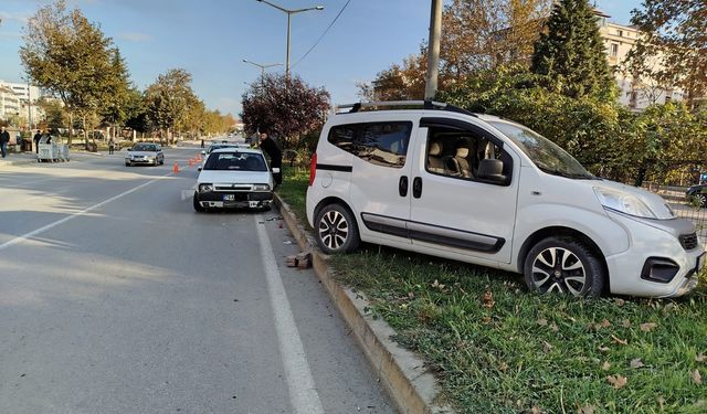 Boyabat’ta Kontrolden Çıkan Araç Refüje Çıktı: Olası Faciadan Dönüldü!