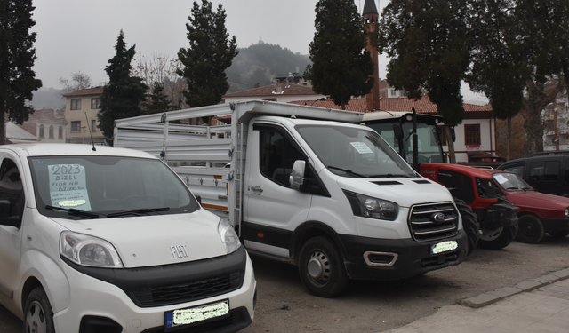 Boyabat’ta Park Alanları Satılık Araçlarla İşgal Ediliyor