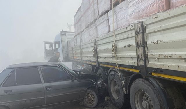 Otomobil tırın altına girdi