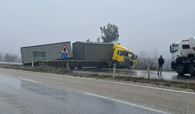 Boyabat’ta Prefabrik evler tırın üstünden kaydı