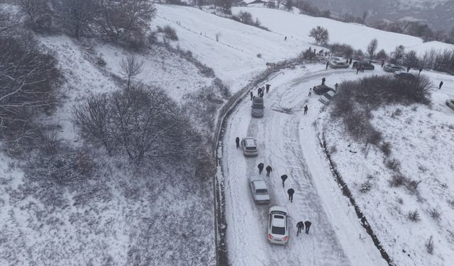 Boyabat’ın Yüksek Kesimlerinde Kar Yağışı Ulaşımı Olumsuz Etkiliyor