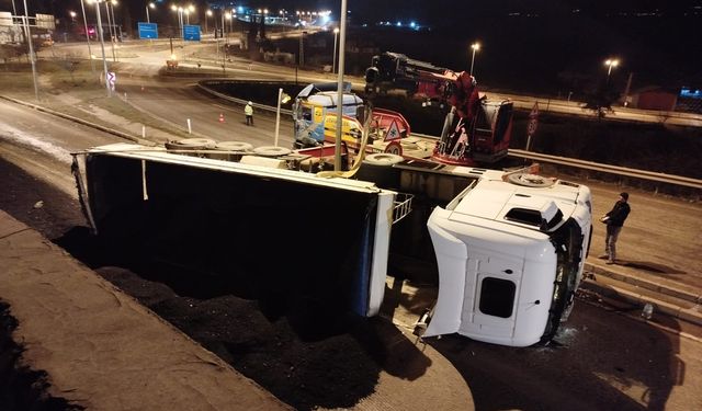 Boyabat'ta kömür yüklü tır devrildi : 2 yaralı