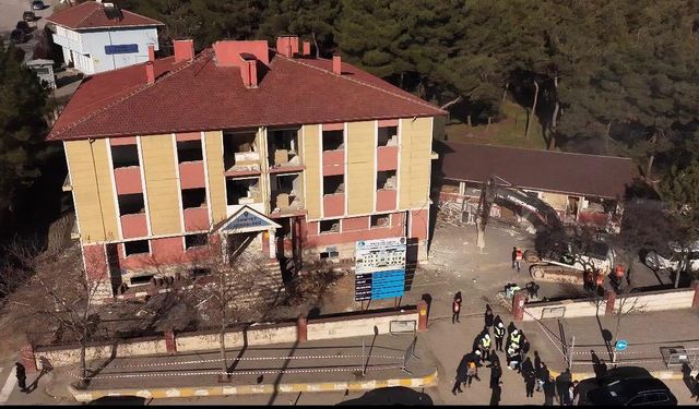 Boyabat Emniyet Binası’nın yıkım çalışmaları başladı