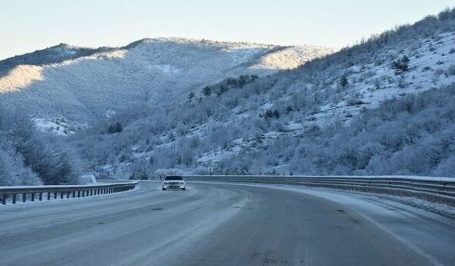 Sinop-Boyabat Karayolu’nda Kar Etkili: Buzlanmaya Karşı Dikkat!