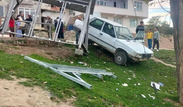 Kontrolden çıkan otomobil durağa çarptı