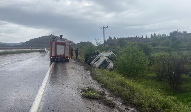 Boyabat’ta Kamyon Kazası: 2 Kişi Yaralandı