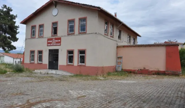 Boyabat’ta Metruk Bina Faciası: Eski Cezaevine Giren Çocuk Ağır Yaralandı