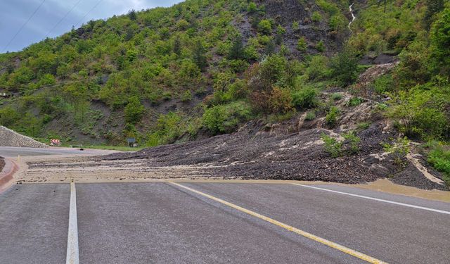 Boyabat Ayancık yolunda toprak kayması : Yol trafiğe kapandı !