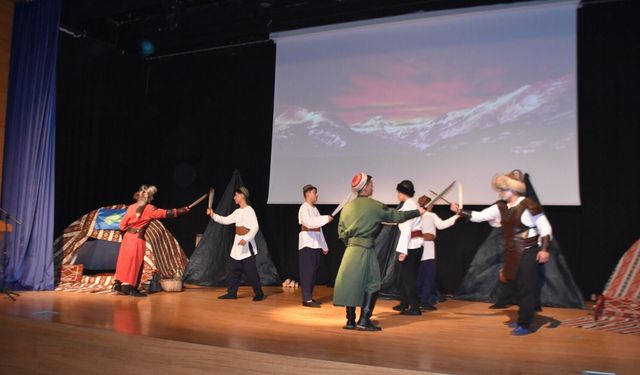Boyabat’ta “Ergenekon Destanı” Sahnelendi: Öğrencilerden Ayakta Alkışlanan Performans