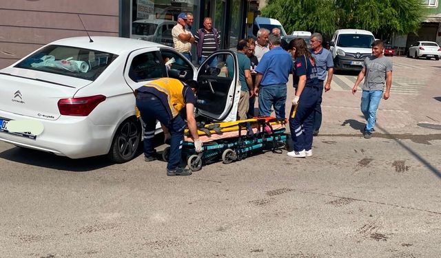 Boyabat'ta İki Otomobil Çarpıştı: 2 Yaralı
