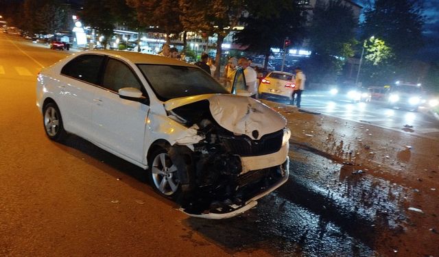 Boyabat'ta iki otomobilin çarpıştığı kazada 5 kişi yaralandı