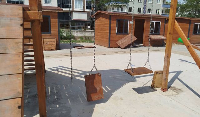 Boyabat’ta Öğretmenevi Bahçesindeki Oyun Alanı ve Konteynerlere Zarar Verildi