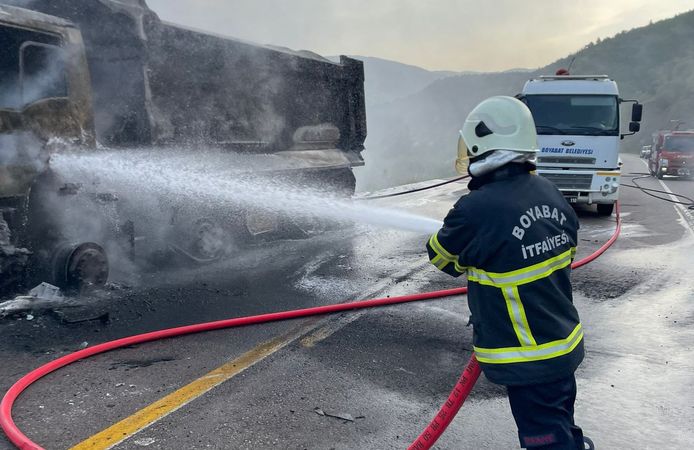 Boyabat Ayancık yolundaki kamyon alev alev yandı