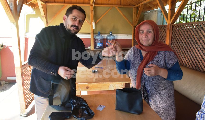 Boyabat’ta kaybedilen cüzdanı bulan polis memuru sahibine teslim etti.