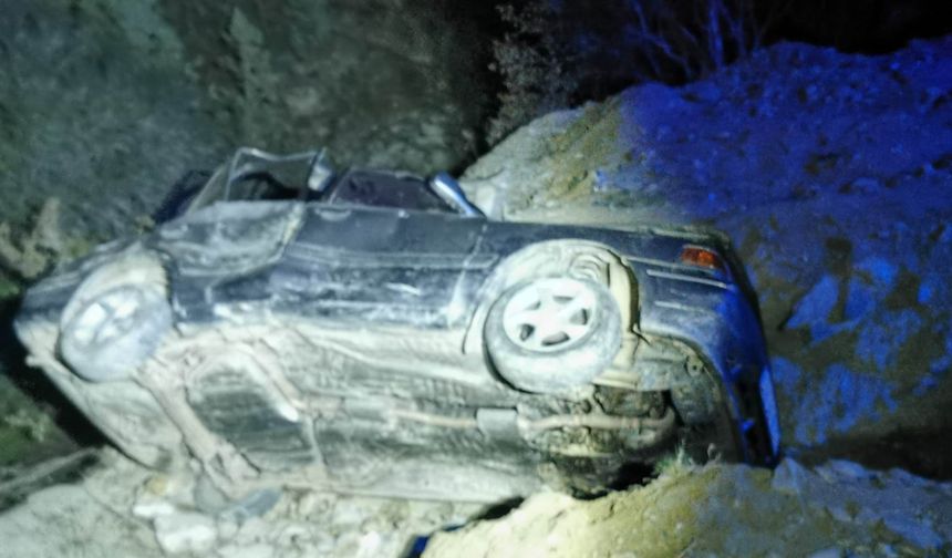 Boyabat'ta dereye uçan otomobilin sürücüsü öldü, 2 kişi yaralandı