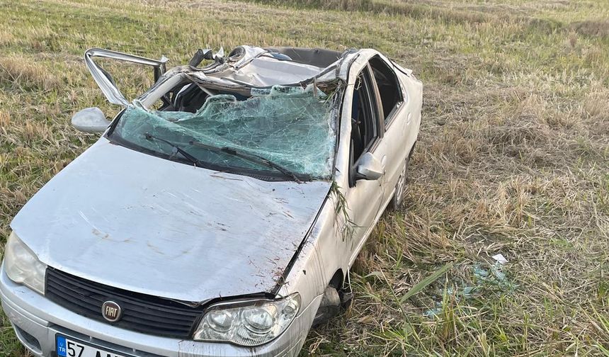 Boyabat’ta tarlaya devrilen otomobilin sürücüsü ve iki çocuk yaralandı