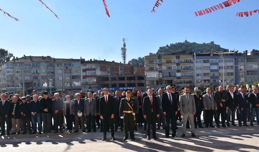 Boyabat ilçesinde Cumhuriyet Bayramı dolayısıyla çelenk sunma töreni yapıldı