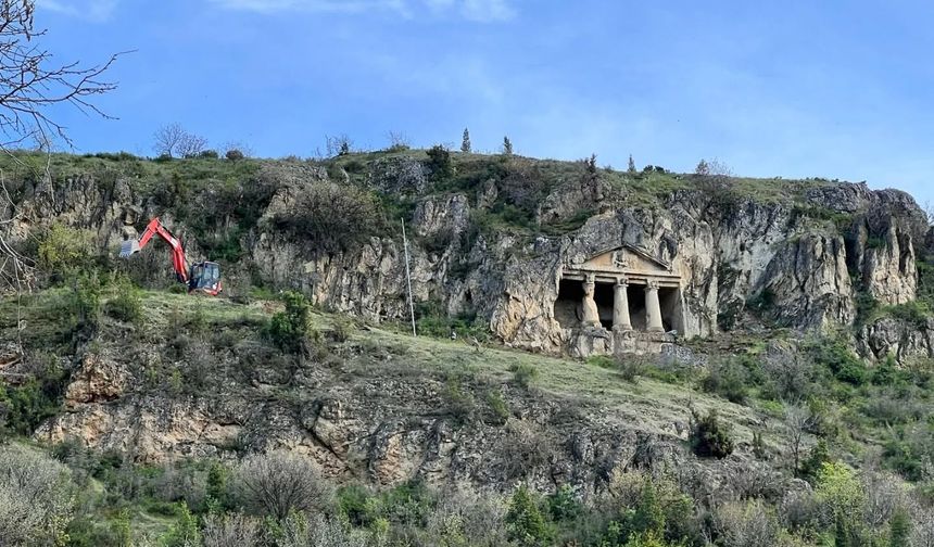Salar Köyü Kaya Mezarı'nda iyileştirme çalışmaları devam ediyor