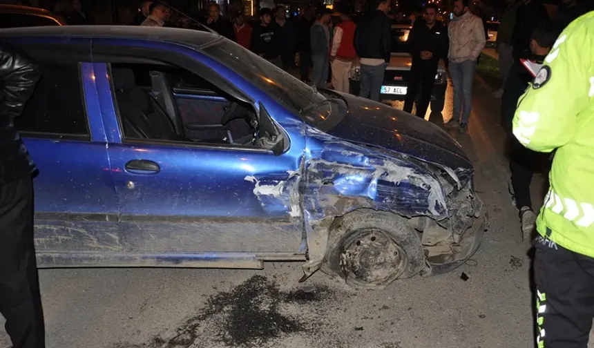 Boyabat'ta Kontrolden Çıkan Otomobil Park Halindeki Araçlara Çarptı: 5 Araçta Maddi Hasar