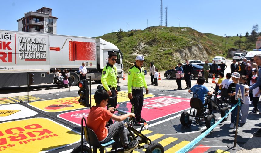Boyabat'ta "Mobil Trafik Eğitim Tırı" ile öğrencilere eğitim verildi